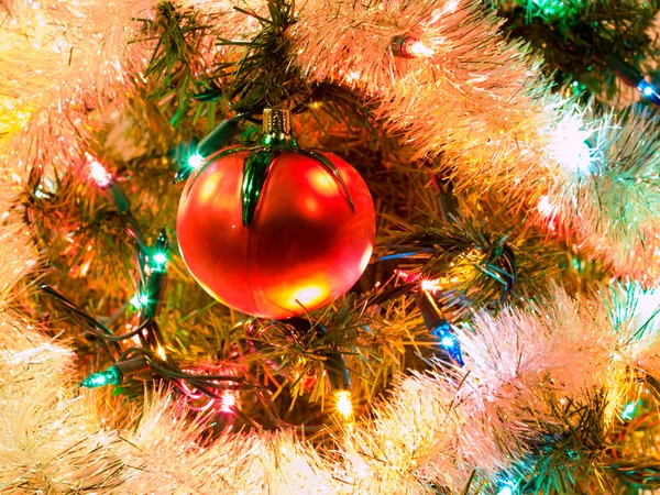 圣诞树节日饰品挂在一棵树上 — 图库照片