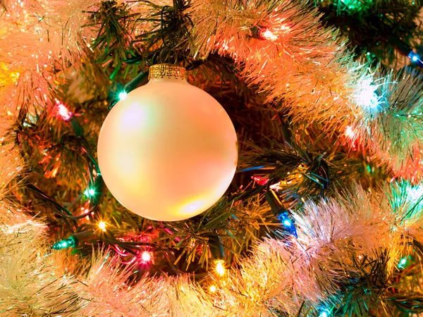 Різдвяна ялинка святкові прикраси висять на дереві — стокове фото