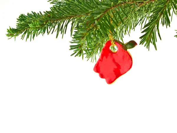 Weihnachtsbaumschmuck hängt isoliert an einem immergrünen Zweig — Stockfoto