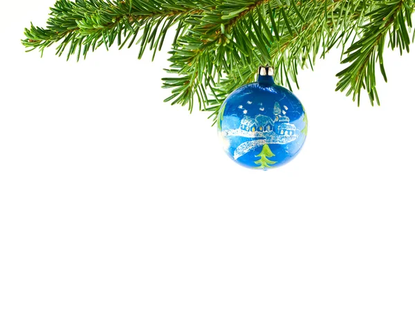 Árvore de Natal Ornamento de férias pendurado em um ramo Evergreen isolado — Fotografia de Stock