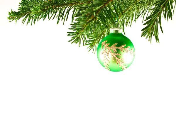 Ornamento dell'albero di Natale appeso a un ramo sempreverde isolato — Foto Stock