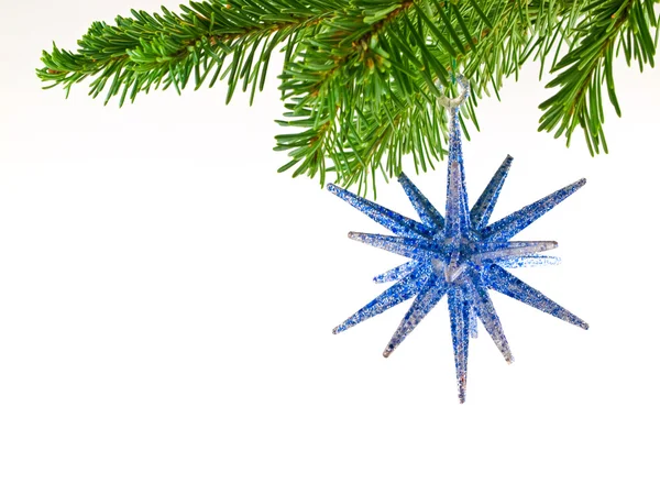 Vánoční stromeček dovolenou ozdoba visí z jehličnaté větve, izolované — Stock fotografie