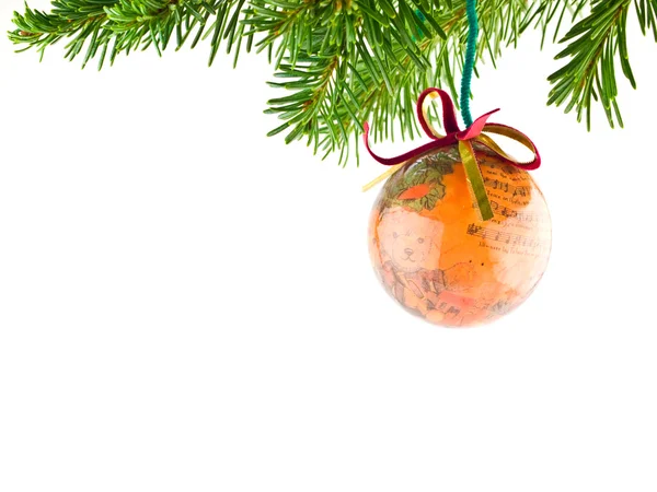 Kerstboom holiday ornament opknoping van een groenblijvende tak geïsoleerd — Stockfoto