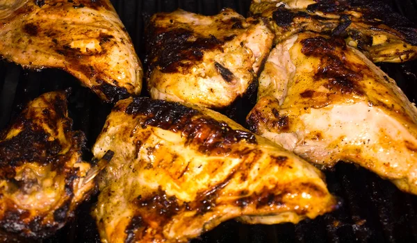 Vers gegrilde kip borsten op de barbecue — Stockfoto