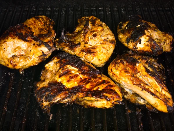 Poitrines de poulet grillées fraîches sur le barbecue — Photo