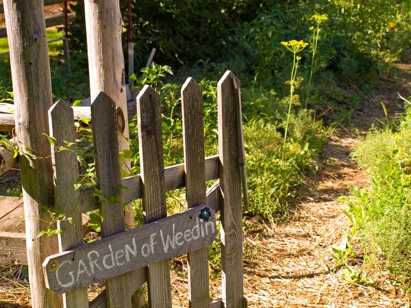 Země zahradní brána vedoucí k zahradě weedin — Stock fotografie