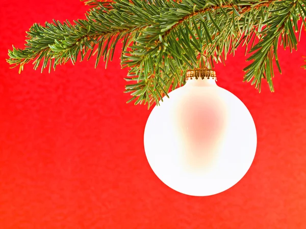 Ornamento dell'albero di Natale appeso a un ramo sempreverde — Foto Stock