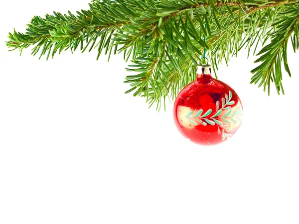 Рождественские елки украшение висит на вечнозеленом ветке изолированы — стоковое фото
