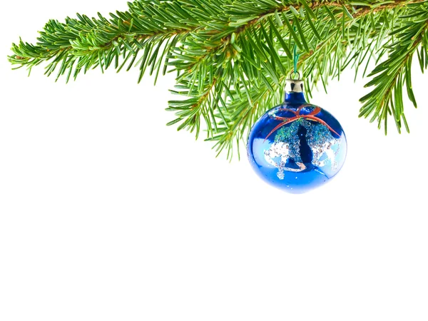 Διακοπές διακόσμηση χριστουγεννιάτικων δέντρων που κρέμονται από αειθαλή υποκατάστημα απομονωθεί — Φωτογραφία Αρχείου