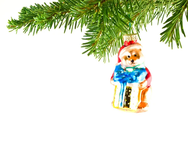 Διακοπές διακόσμηση χριστουγεννιάτικων δέντρων που κρέμονται από αειθαλή υποκατάστημα απομονωθεί — Φωτογραφία Αρχείου