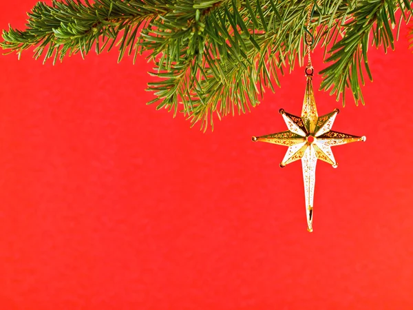 Árvore de Natal Ornamento de férias pendurado em um ramo Evergreen isolado — Fotografia de Stock