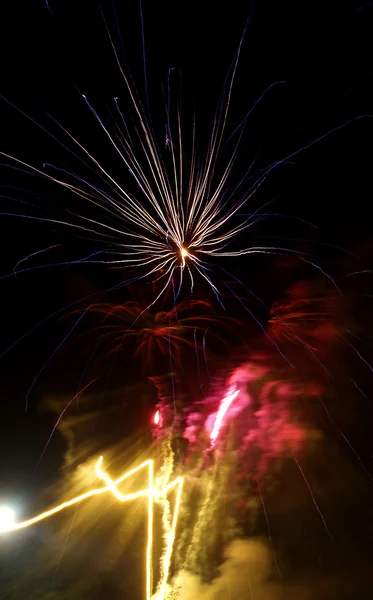 Longa exposição de fogos de artifício contra um céu negro — Fotografia de Stock