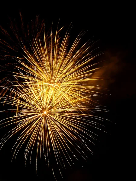 Lunga esposizione di fuochi d'artificio contro un cielo nero — Foto Stock