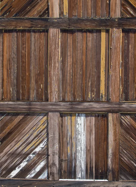 हवामान तपकिरी लाकडी दरवाजा पार्श्वभूमी अनुलंब प्लॅंक्स बनलेले — स्टॉक फोटो, इमेज