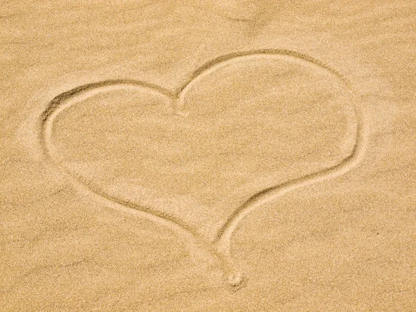 Serce w piasku w słoneczny dzień — Zdjęcie stockowe