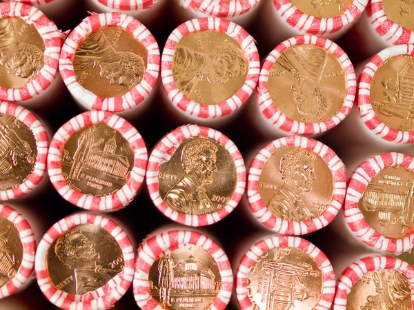 Rolki grosza w kolejce w polu monety — Zdjęcie stockowe