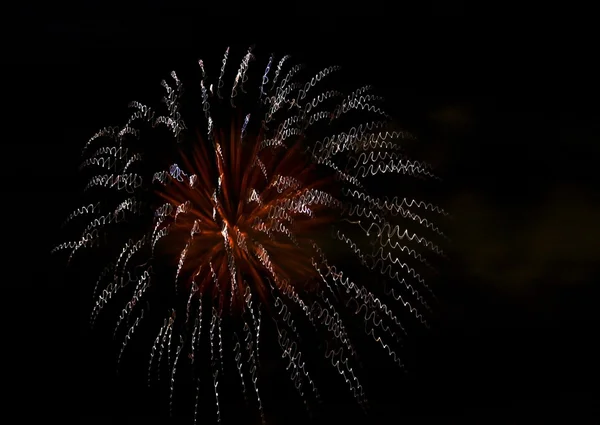 Lange blootstelling van veelkleurige vuurwerk tegen een zwarte lucht — Stockfoto