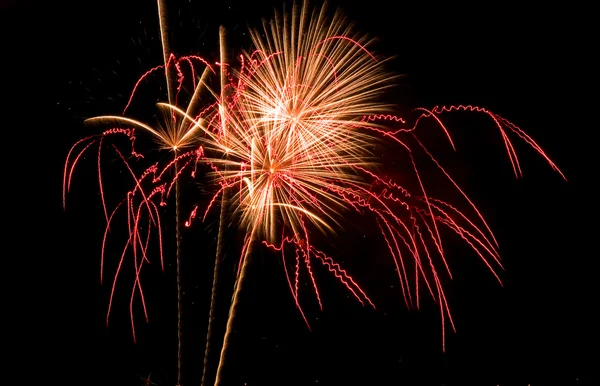 Lunga esposizione di fuochi d'artificio multicolore contro un cielo nero — Foto Stock