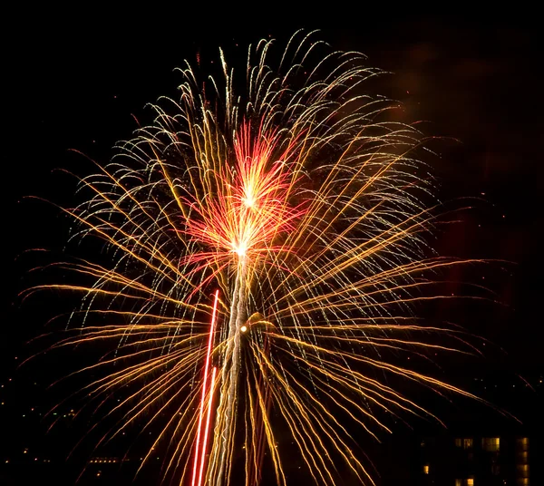 Hosszú expozíció a tarka tűzijáték ellen fekete égen — Stock Fotó