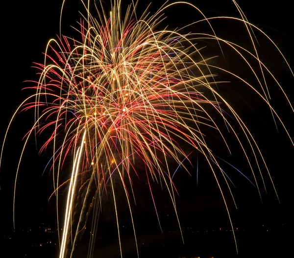 Hosszú expozíció a tarka tűzijáték ellen fekete égen — Stock Fotó