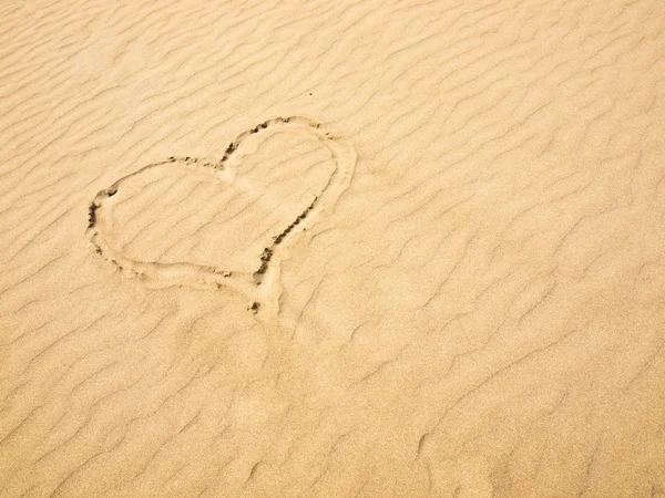 Καρδιά στην άμμο σε μια ηλιόλουστη ημέρα — Φωτογραφία Αρχείου