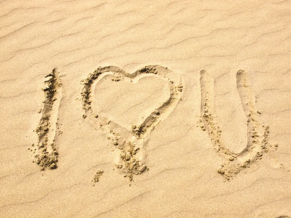 Я люблю тебя, написанная в песке — стоковое фото
