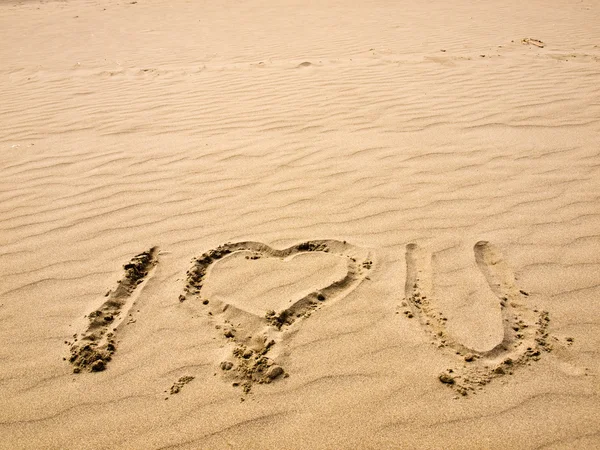 Eu te amo escrito na areia — Fotografia de Stock