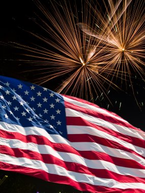 Amerikan bayrağı ve beyaz fireworks uygulamasından Bağımsızlık günü