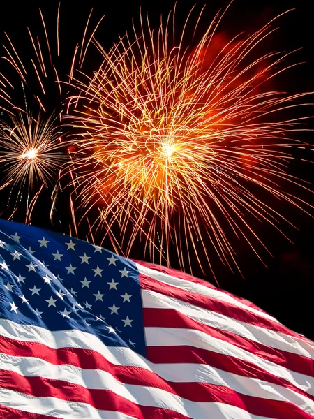 La bandera americana y los fuegos artificiales blancos del Día de la Independencia —  Fotos de Stock
