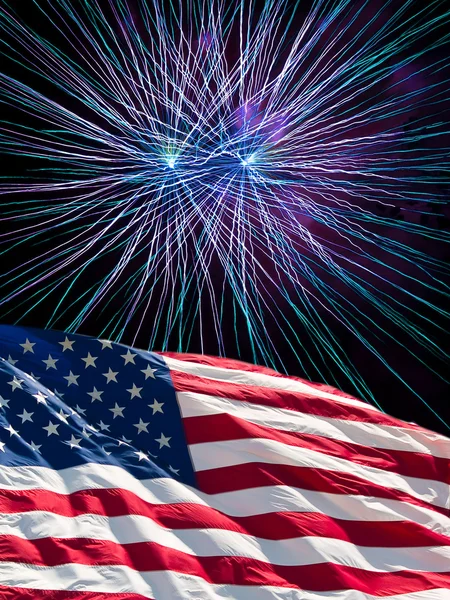 Die amerikanische Flagge und weißes Feuerwerk vom Unabhängigkeitstag — Stockfoto