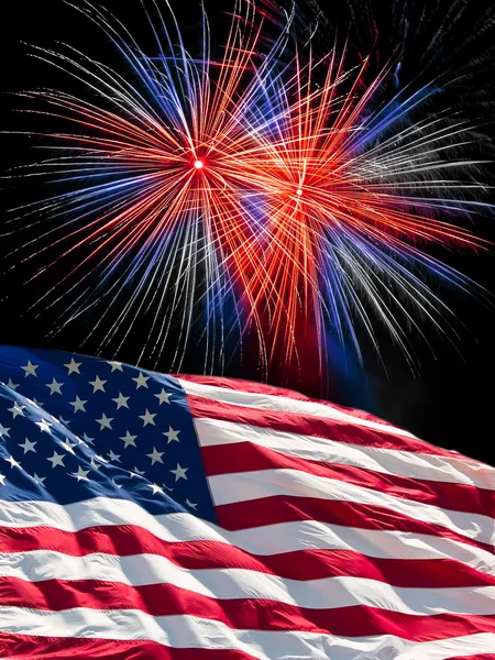 Americká vlajka a bílé ohňostroje od den nezávislosti — Stock fotografie