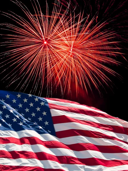 アメリカの国旗と白い花火独立記念日から — ストック写真
