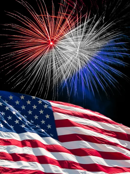 미국 국기와 독립 기념일에서 흰색 불꽃놀이 — 스톡 사진