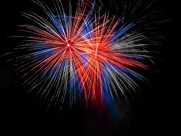 Lange Belichtung Von Feuerwerk Vor Schwarzem Himmel — Stockfoto