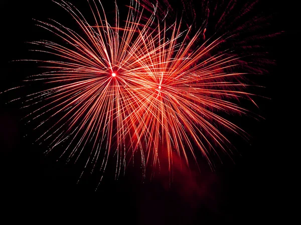 Lange Belichtung von Feuerwerk vor schwarzem Himmel — Stockfoto