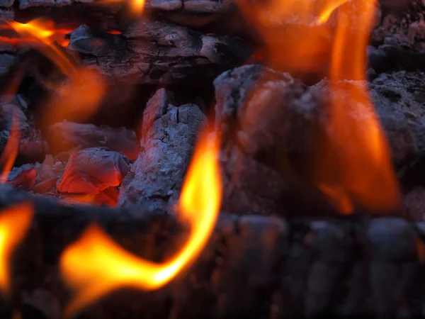 A lángok és izzó parázs háttere a tábortűzben — Stock Fotó