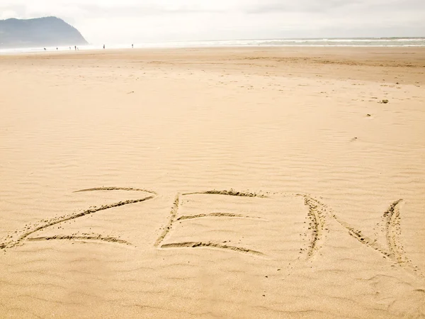 Zen Γραμμένο Στην Άμμο Μια Ηλιόλουστη Ημέρα — Φωτογραφία Αρχείου
