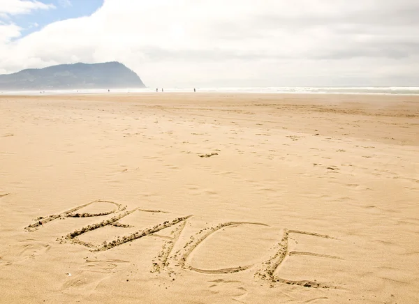 Frieden in den Sand geschrieben an einem sonnigen Tag — Stockfoto