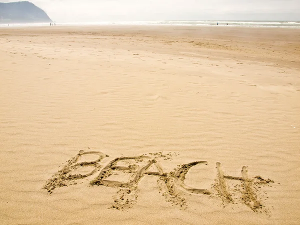 Pláž v písku napsáno za slunečného dne — Stock fotografie