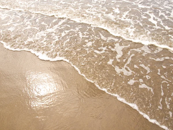 Schiumosa Ocean Shoreline Una Spiaggia Esposta Sole — Foto Stock