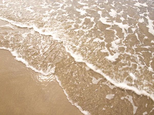 Foamy Ocean Shoreline Uma Praia Ensolarada — Fotografia de Stock