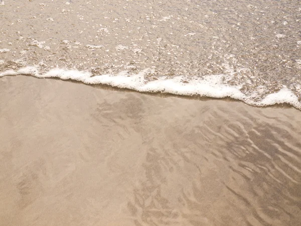 Foamy Ocean Shoreline Uma Praia Ensolarada — Fotografia de Stock