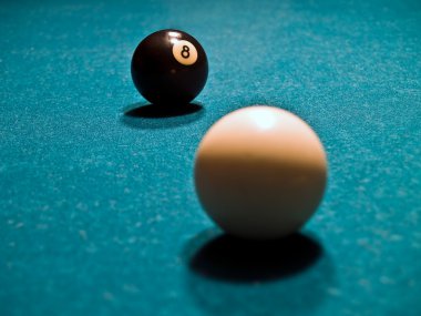 sekiz top ve isteka topu yeşil Bilardo masasında