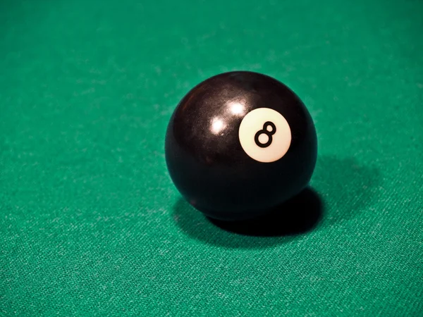 緑のビリヤード テーブルの上に 番ボール — ストック写真