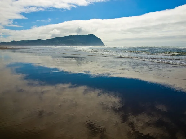 Береговая линия на пляже в частично облачный и солнечный день — стоковое фото