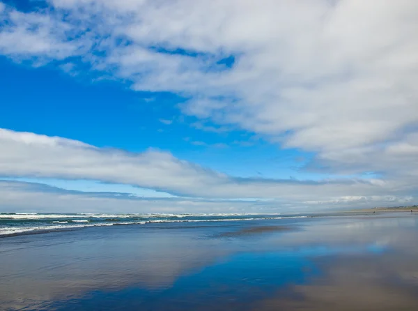 Costa Playa Día Parcialmente Nublado Soleado —  Fotos de Stock