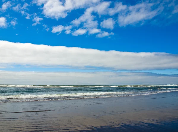 Ακτογραμμή στην παραλία σε μια εν μέρει Συννεφιά και ηλιόλουστη ημέρα — Φωτογραφία Αρχείου