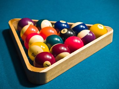 yeşil bir bilardo masası bilardo topları