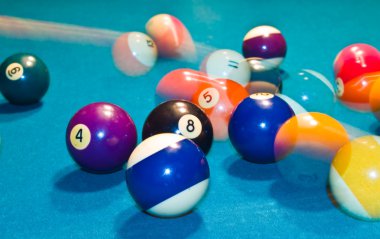 Bilardo topları ile yeşil bir bilardo masası üzerinde hareket