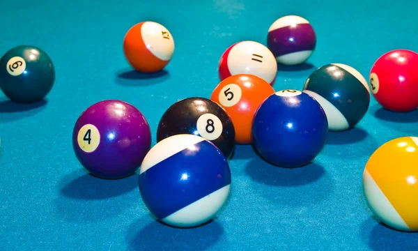 Bolas de bilhar com movimento em uma mesa de bilhar verde — Fotografia de Stock